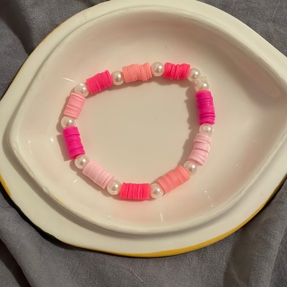 Patterned pink bracelet with pearl beads